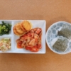 キャベツのトマト煮とおにぎりのランチプレート