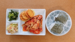 キャベツのトマト煮とおにぎりのランチプレート