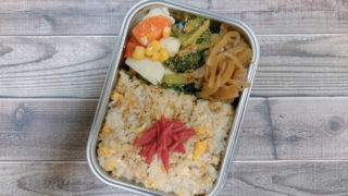 鶏そぼろと卵の混ぜごはん弁当