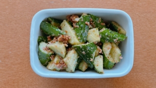 きゅうりの梅かつおふりかけ和え