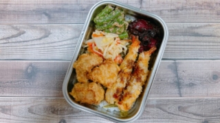 えびフライとから揚げの海苔弁当
