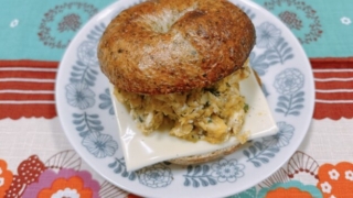 さば昆布入りスクランブルエッグのベーグルサンド