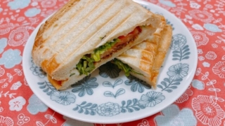 パクチー香る♪旨味ステーキのホットサンド