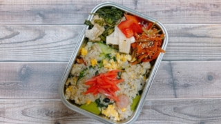 青梗菜とウインナーの炒飯弁当