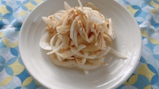 鶏ささみと新玉ねぎの生姜風味ごま和え