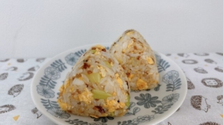 焦がしねぎと炒り卵のすき焼き風おにぎり