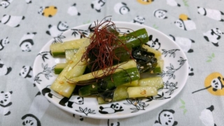 きゅうりとわかめのにんにく風味ピリ辛漬け