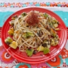 カリカリ梅と赤しそのペペロンチーノ風パスタ アボカドと桜えび入り