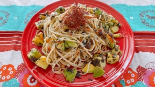 カリカリ梅と赤しそのペペロンチーノ風パスタ アボカドと桜えび入り